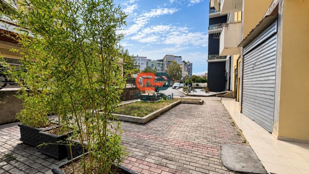 Near the Former Park, Shop for Sale at a Bargain Price!!