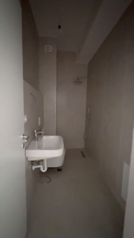 Shitet apartament 1+1, Ali Dem