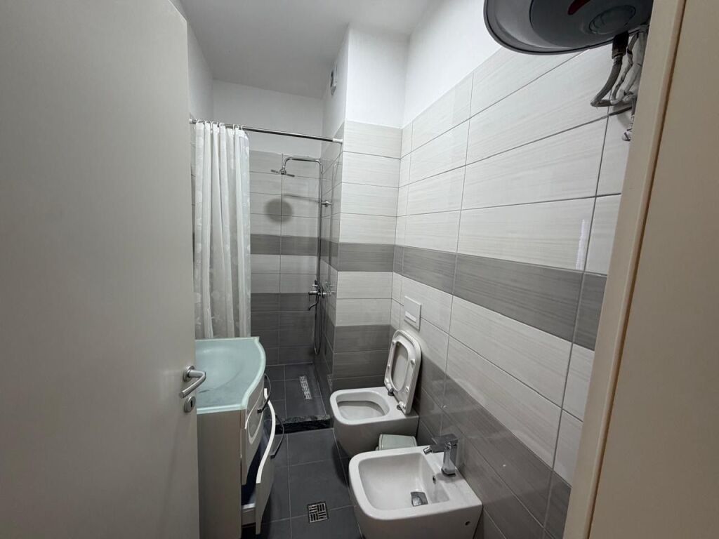 🏢 APPARTAMENTO IN VENDITA 2+1 A LIQENI I THATË  In una delle zone più esclusive e richieste di Tirana, di fronte all'hotel Radisson 📍 Liqeni I thate  💰 Prezzo 250,000 Euro