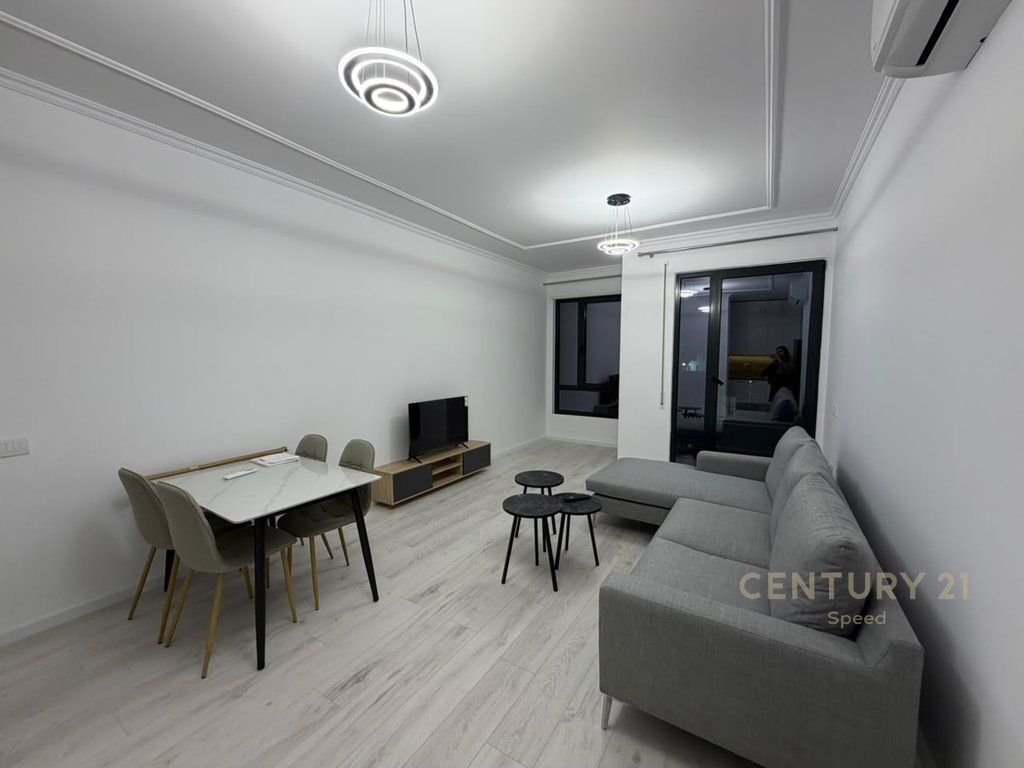 Jepet me qira apartament 2+1+2+post parkimi në Rrugën "5 Maji"!!