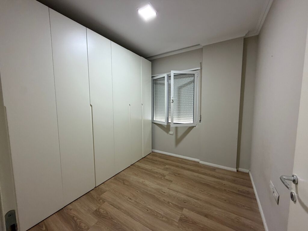 🏢 APPARTAMENTO IN VENDITA 2+1 A LIQENI I THATË  In una delle zone più esclusive e richieste di Tirana, di fronte all'hotel Radisson 📍 Liqeni I thate  💰 Prezzo 250,000 Euro