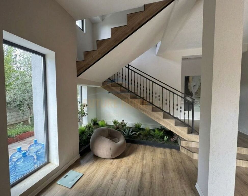 In affitto, villa di 3 piani, Ospedale Hygeia, Tirana.