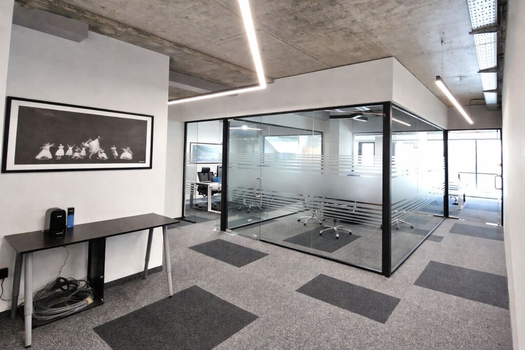 Office for rent on Rr. e Kosovareve, super building!
