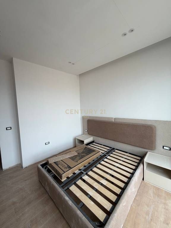 Shesim apartament 1+1 + post parkimi tek Oberon, St i Trenit