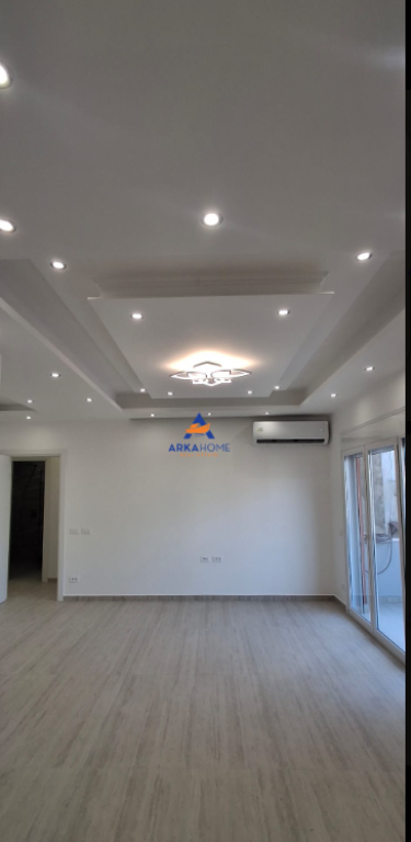JEPET ZYRE ME QERA 108 M2 "RRUGA MARKO BOCARI, PERBALL LE BON" 140000 LEKE