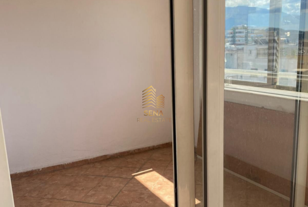 Qira, Apartament 1+1+Verande, Pazari i Ri, 60.000 Leke