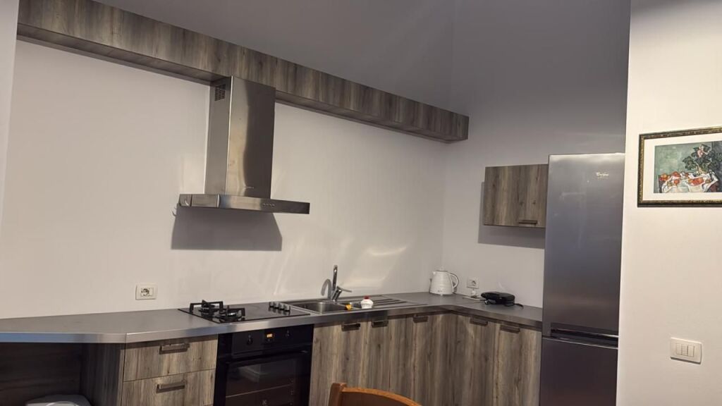 🏢Tek Zogu i Zi,prane Ring Center jepet me qera apartament 2+1+2,i mobiluar 80,000Leke