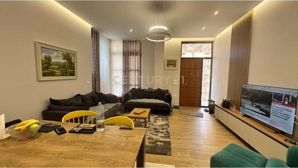 Apartament 2+1+2 me qira tek Kopshti Botanik!