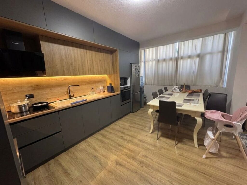 In affitto, villa di 3 piani, Ospedale Hygeia, Tirana.