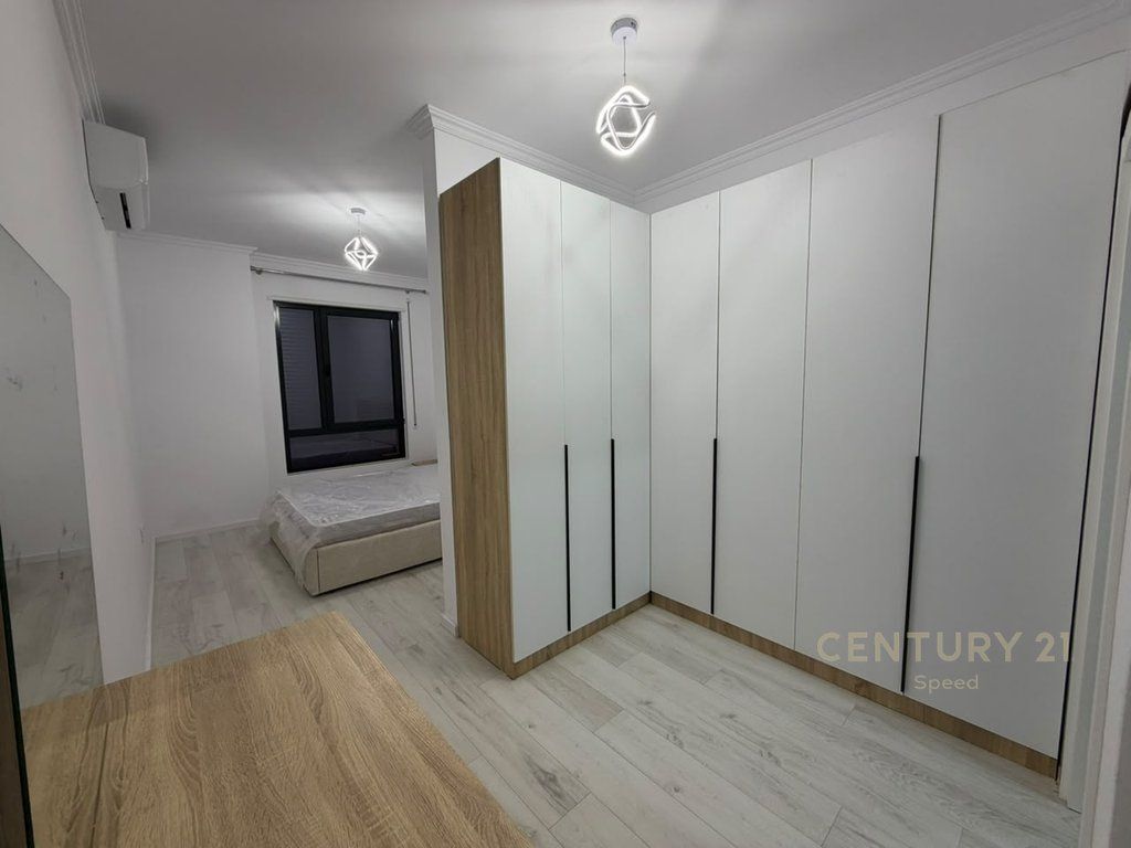 Jepet me qira apartament 2+1+2+post parkimi në Rrugën "5 Maji"!!