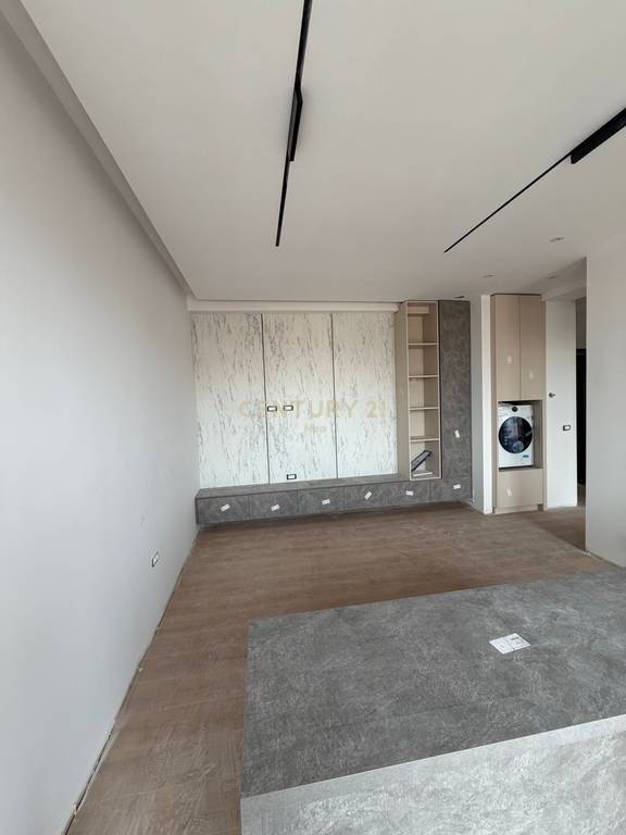 Shesim apartament 1+1 + post parkimi tek Oberon, St i Trenit