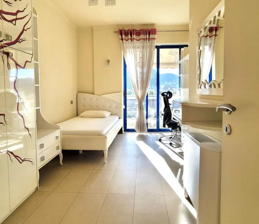 Me Qera: 3+1+2wc+ 1 Post Parkimi &amp; 2 Bllkn me Pamje nga Liqeni ( Rr. e Kosovareve ) i Kompletuar (Elektro A++, Parket &amp; Kuzh. e Re) | 1,800 Euro/Muaj