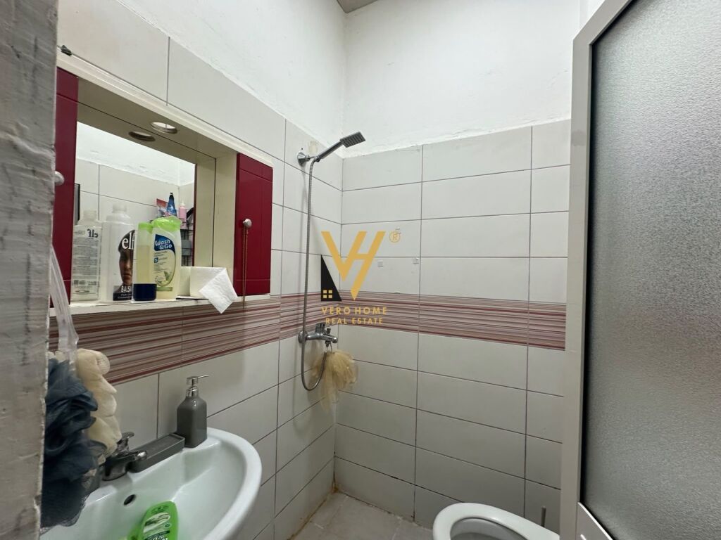 SHITET APARTAMENT 2+1+2+AMBIENT BIZNESI NE QESARAKE 270.000 EURO