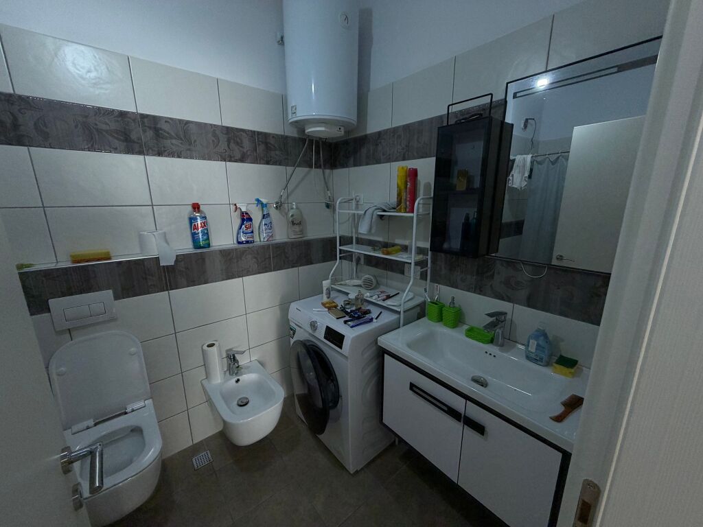 🏡 Jepet me qira apartament 2+1 me parkim  📍 Vendndodhja: Ish-Fusha e Aviacionit 🏢 Kati 4, pallat me ashensor 🚗 Përfshihet parkimi  💶 Çmimi: 650 €/muaj   