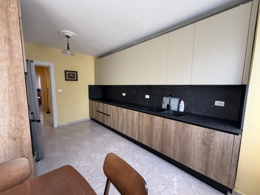 🏡 Jepet me qira apartament 2+1+2  📍 Përballë Delijorgjit, te Pallati me Shigjeta