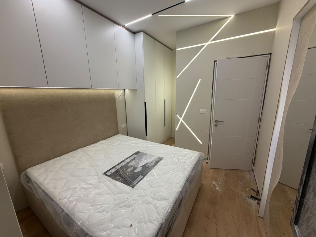 🏠 Shitet apartament 2+1  📍 Rruga 5 Maji, Tiranë 📐 Sipërfaqe totale: 96.74 m² 🏢 Kati 2, pallat i ri i vitit 2026 🛗 Me 2 ashensorë 🛋️ Dorëzohet totalisht i mobiluar, me mobilim cilësor dhe luksoz 🏦 Mundësi blerjeje me kredi bankare vetëm nëpërmjet Credins Bank 💶 Çmimi: 170,000 €