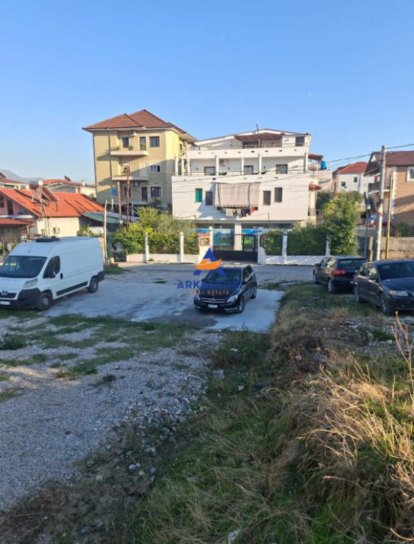 SHITET TOKE 500 M2 "SAUK" 200.000 EURO