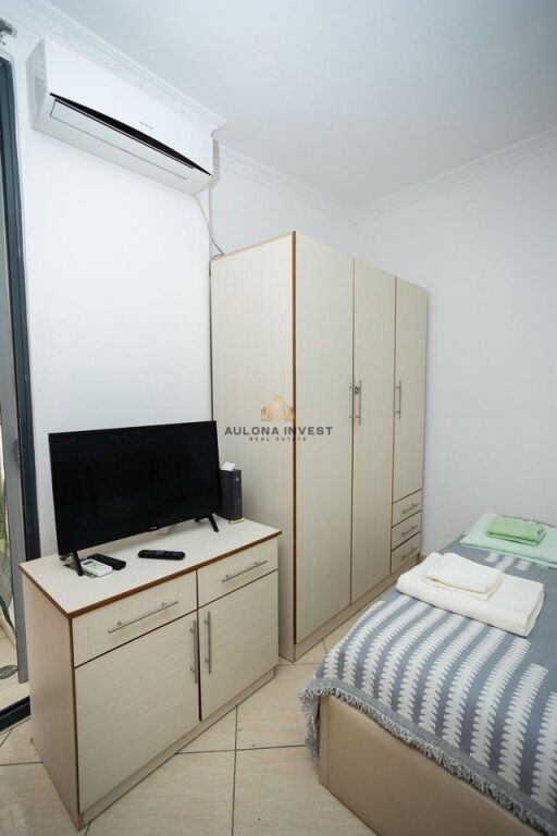 STUDIO ME QERA AFATGJATE LUNGOMARE-VLORE.