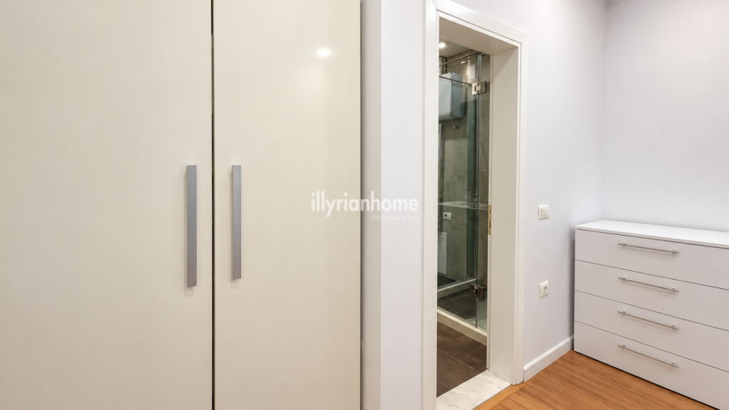 QIRA | APARTAMENT 2+1 | PËRBALLË TOPTANIT - KOMODITET DHE LOKACION I PREFERUAR