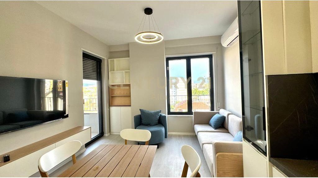 Jepet me qira apartament 1+1 në rrugën Karl Gega, pranë ish Stacionit të Trenit!
