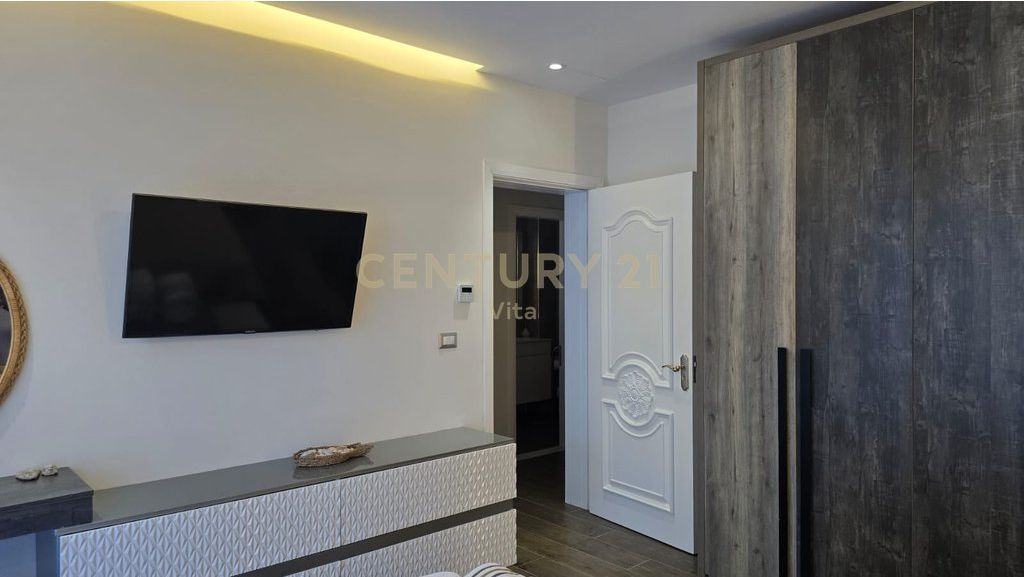 Shitet Vilë Luksoze me Pishinë në Kompleksin "Lura 3", Gjiri i Lalzit ! 520,000 €
