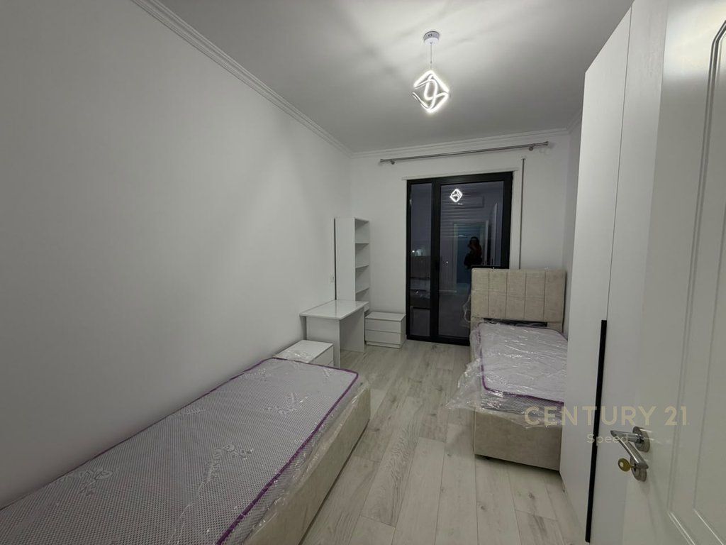 Jepet me qira apartament 2+1+2+post parkimi në Rrugën "5 Maji"!! 715 € /Muaj 65,000 Lekë /Muaj