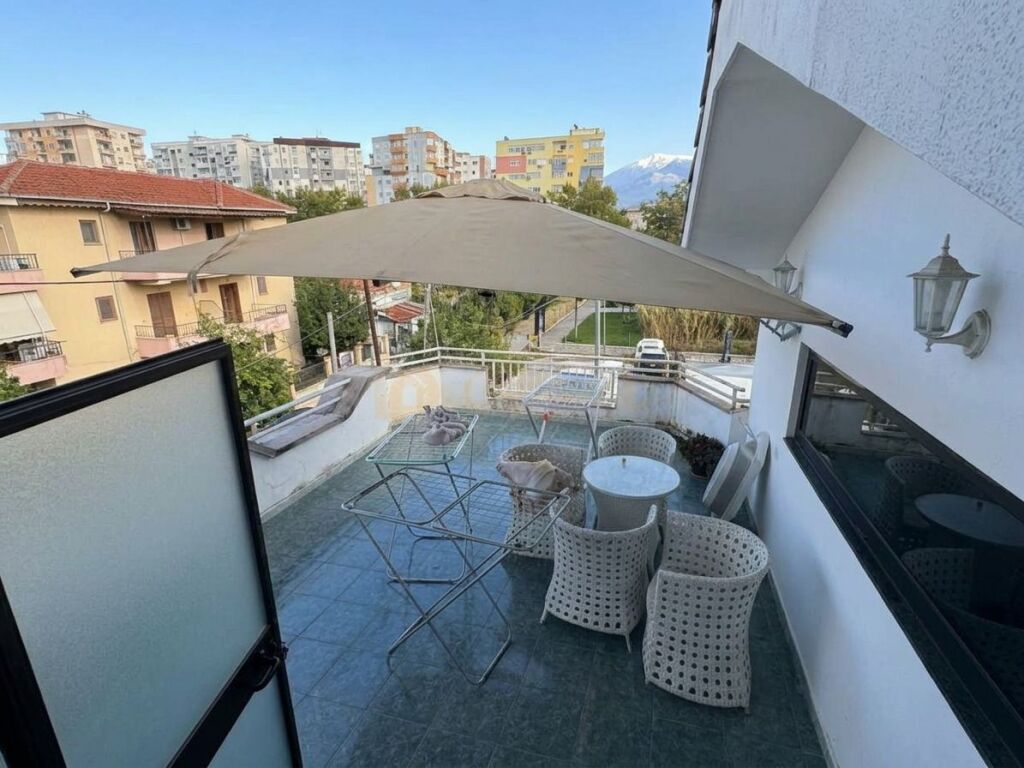 In affitto, villa di 3 piani, Ospedale Hygeia, Tirana.
