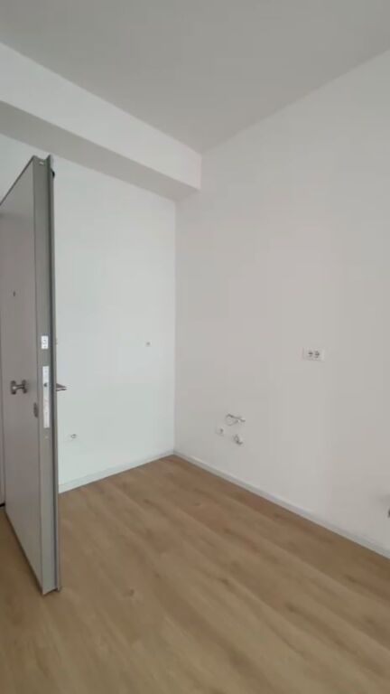 Shitet apartament 1+1, Ali Dem