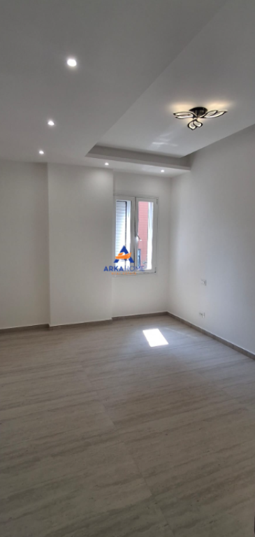 JEPET ZYRE ME QERA 108 M2 "RRUGA MARKO BOCARI, PERBALL LE BON" 140000 LEKE