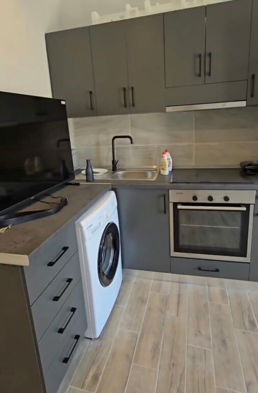 Shitet apartament 1+1 tek Pallatet Agimi , ish Blloku , Piramida , Rruga Myslym Shyri .   