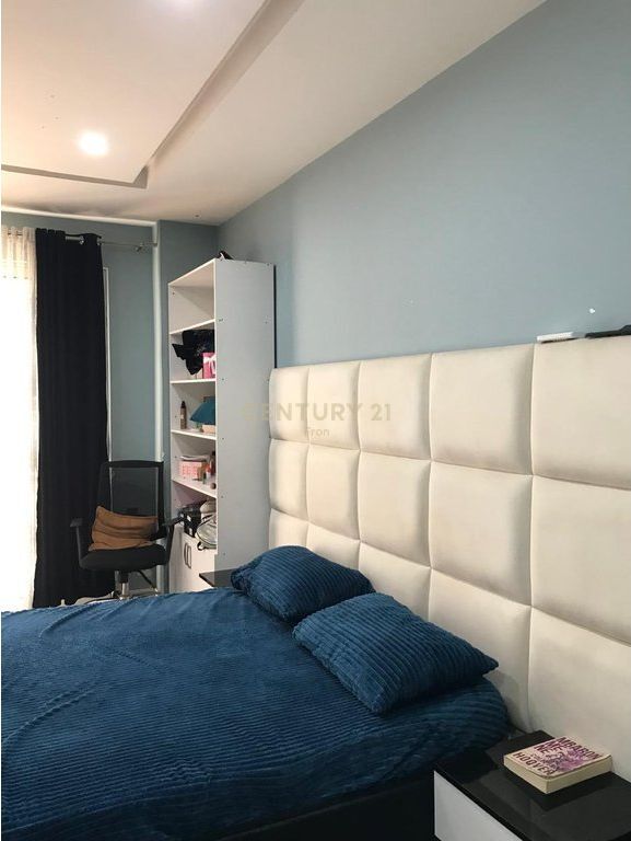 APARTAMENT 2+1 PER SHITJE NE QENDER KAMEZ
