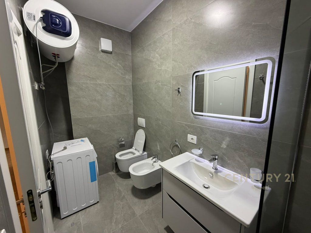 Jepet me qira apartament 2+1+2+post parkimi në Rrugën "5 Maji"!! 715 € /Muaj 65,000 Lekë /Muaj
