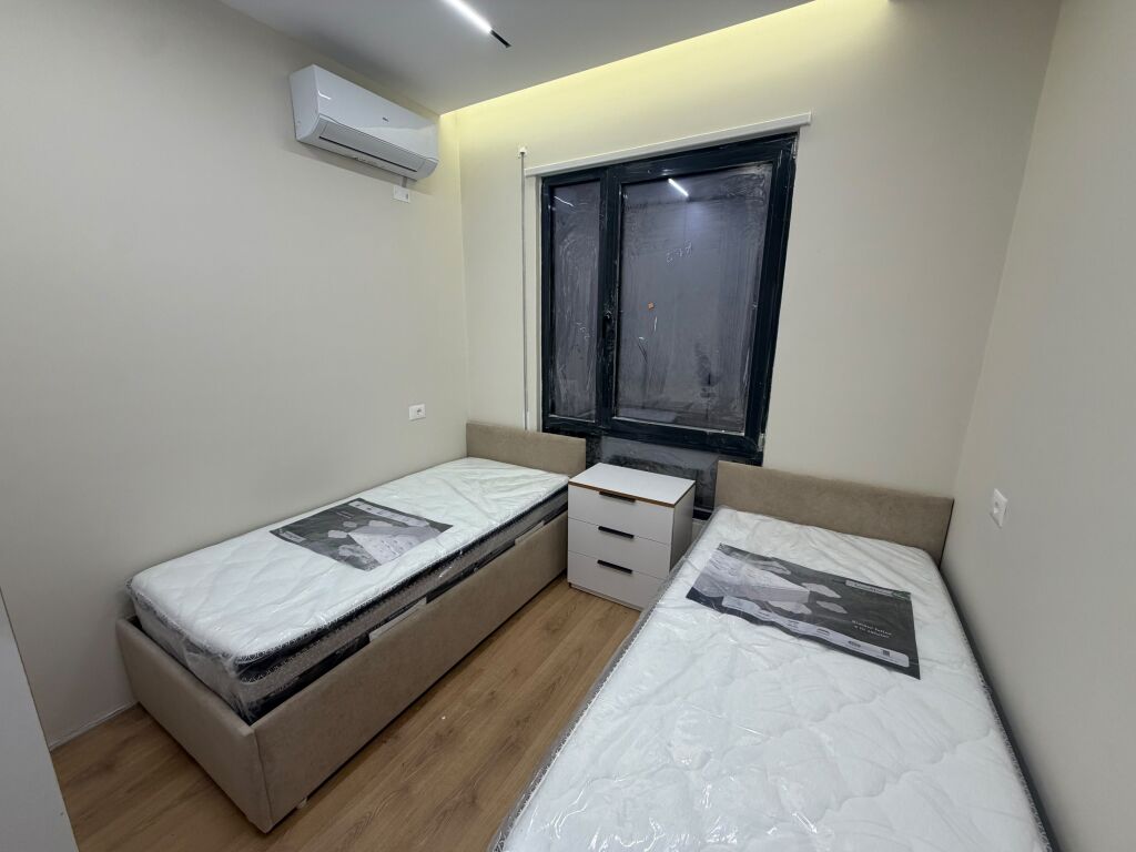 🏠 Shitet apartament 2+1  📍 Rruga 5 Maji, Tiranë 📐 Sipërfaqe totale: 96.74 m² 🏢 Kati 2, pallat i ri i vitit 2026 🛗 Me 2 ashensorë 🛋️ Dorëzohet totalisht i mobiluar, me mobilim cilësor dhe luksoz 🏦 Mundësi blerjeje me kredi bankare vetëm nëpërmjet Credins Bank 💶 Çmimi: 170,000 €