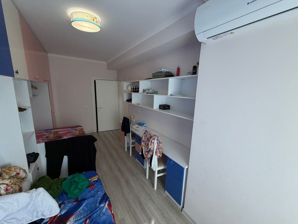 🏡 Jepet me qira apartament 2+1 me parkim  📍 Vendndodhja: Ish-Fusha e Aviacionit 🏢 Kati 4, pallat me ashensor 🚗 Përfshihet parkimi  💶 Çmimi: 650 €/muaj   