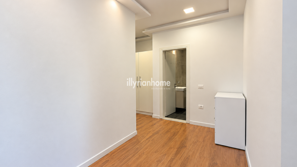 QIRA | APARTAMENT 2+1 | PËRBALLË TOPTANIT - KOMODITET DHE LOKACION I PREFERUAR