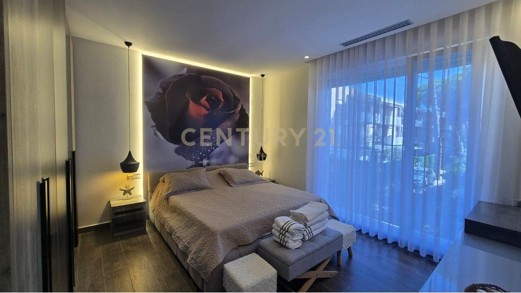 Shitet Vilë Luksoze me Pishinë në Kompleksin "Lura 3", Gjiri i Lalzit ! 520,000 €