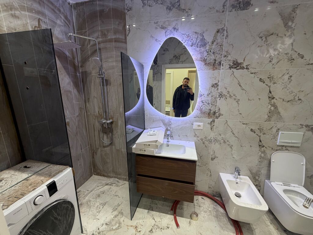 🏠 Shitet apartament 2+1  📍 Rruga 5 Maji, Tiranë 📐 Sipërfaqe totale: 96.74 m² 🏢 Kati 2, pallat i ri i vitit 2026 🛗 Me 2 ashensorë 🛋️ Dorëzohet totalisht i mobiluar, me mobilim cilësor dhe luksoz 🏦 Mundësi blerjeje me kredi bankare vetëm nëpërmjet Credins Bank 💶 Çmimi: 170,000 €