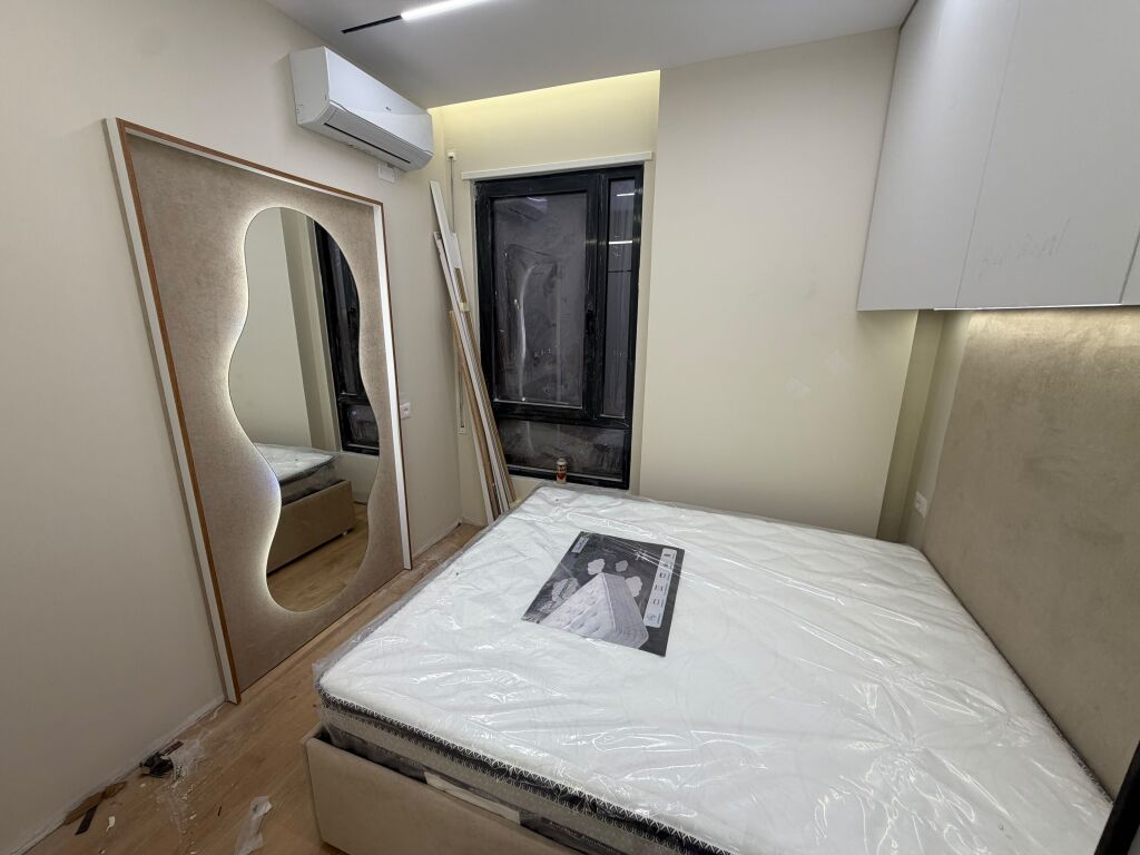 🏠 Shitet apartament 2+1  📍 Rruga 5 Maji, Tiranë 📐 Sipërfaqe totale: 96.74 m² 🏢 Kati 2, pallat i ri i vitit 2026 🛗 Me 2 ashensorë 🛋️ Dorëzohet totalisht i mobiluar, me mobilim cilësor dhe luksoz 🏦 Mundësi blerjeje me kredi bankare vetëm nëpërmjet Credins Bank 💶 Çmimi: 170,000 €