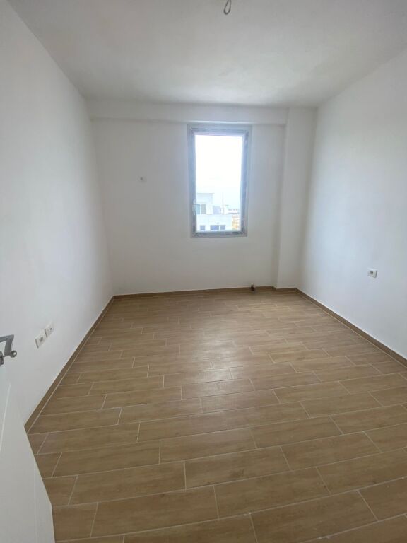 Affittasi 3+2 vuoto, proprio alla fine di 5 Maji, 35000 lek