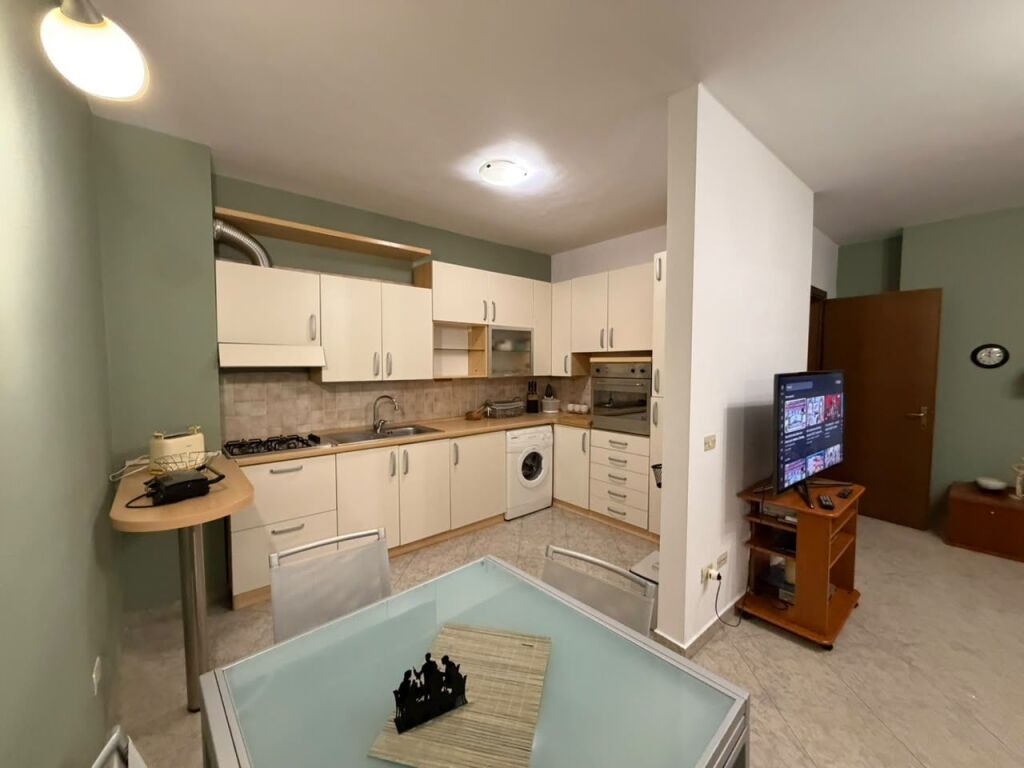 Apartament 1+1 per qira tek Pazari i Ri.
