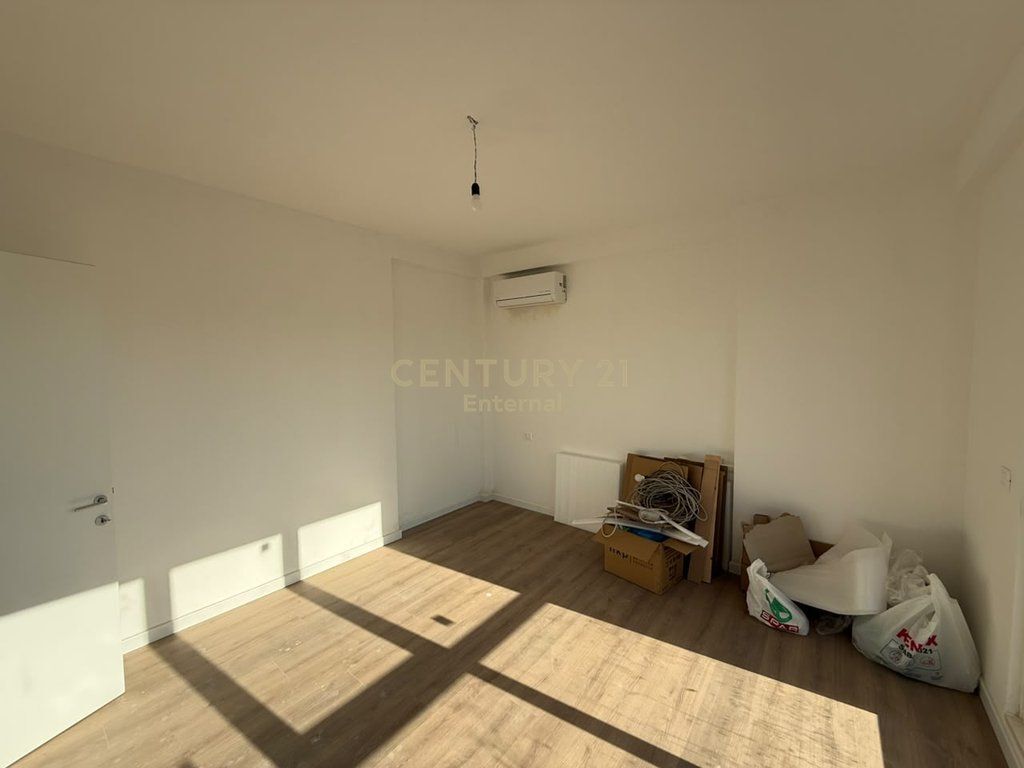 Appartamento vuoto in affitto come ufficio – 130 m² | Nuovo Bazar