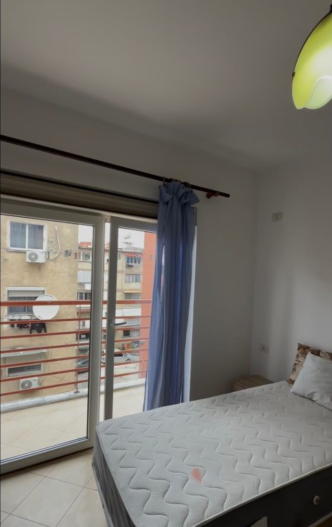 Shitet apartament 2+1 pranë Credins Bank, Ali Demi.