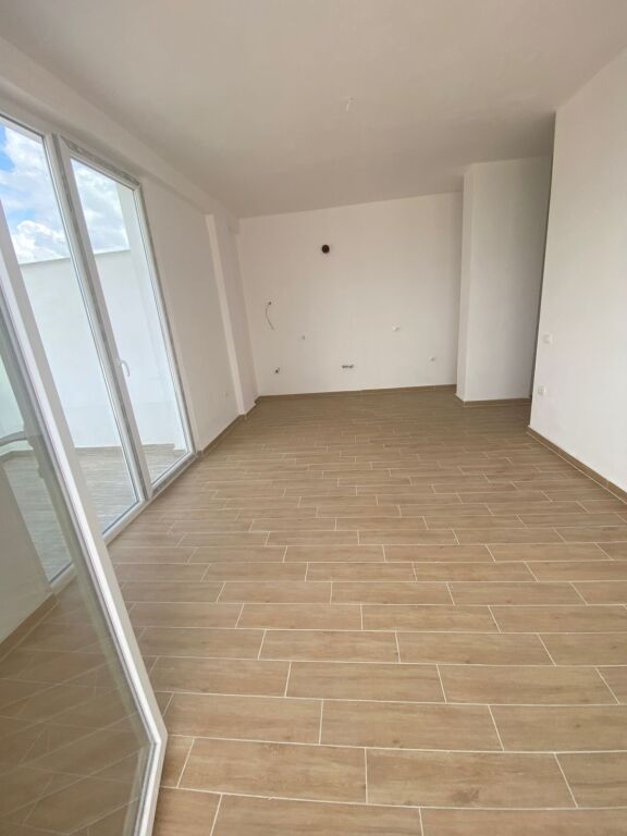 Affittasi 3+2 vuoto, proprio alla fine di 5 Maji, 35000 lek