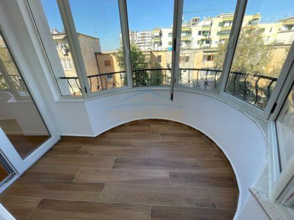  In vendita, appartamento 1+1, vicino al Mosaico, 21 Dhjetori, Tirana.