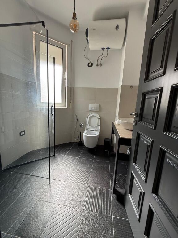 112m2 space for rent, Komuna e Parisit