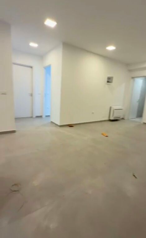 Vendesi appartamento 2+1+2+Veranda a Kodra e Diellit , vicino alla Fondazione Eleonor .