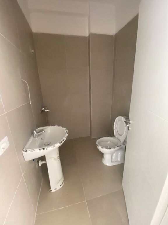 Affittasi 3+2 vuoto, proprio alla fine di 5 Maji, 35000 lek
