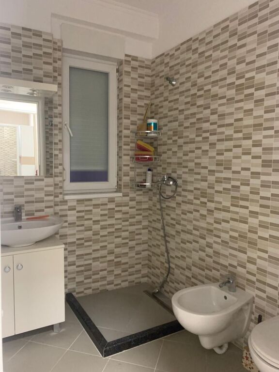 Apartament 3+1 per qera te Kontakti