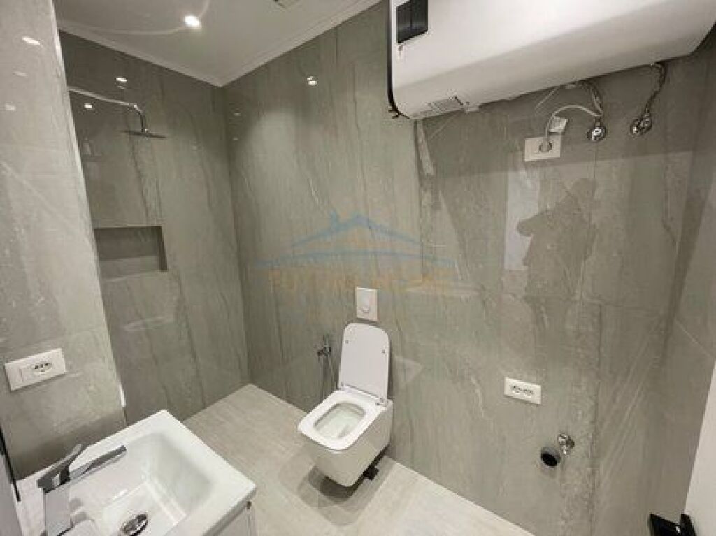  In vendita, appartamento 1+1, vicino al Mosaico, 21 Dhjetori, Tirana.