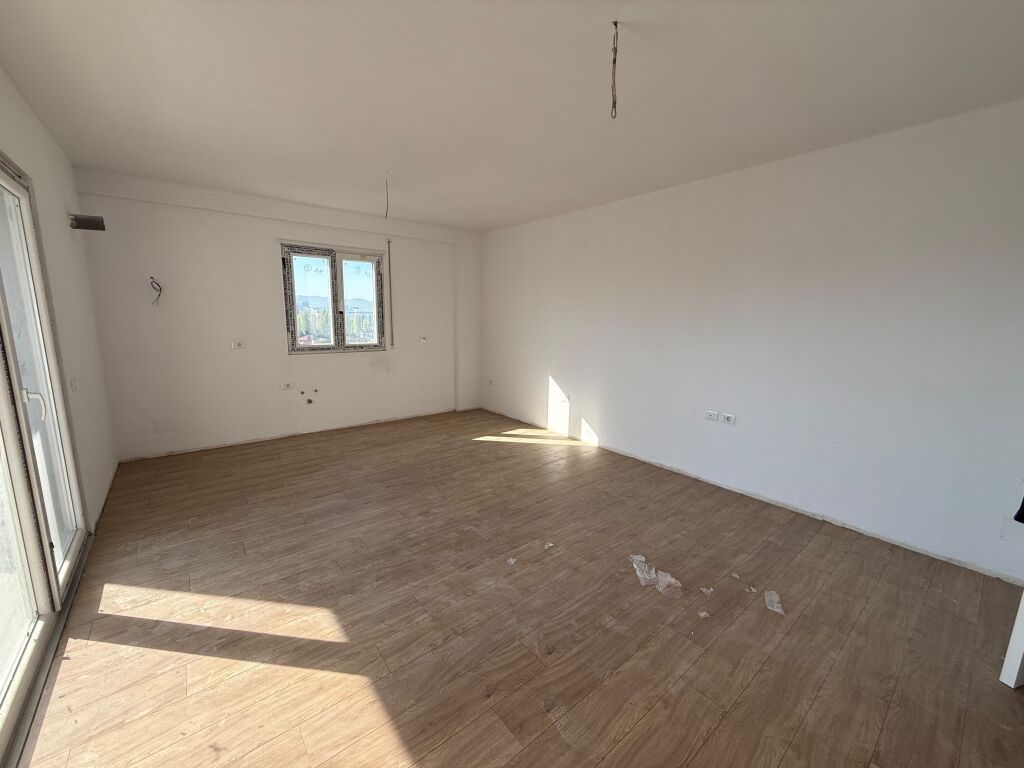 SHITET APARTAMENT 2+1+2 ME POST PARKIMI NE PASKUQAN !